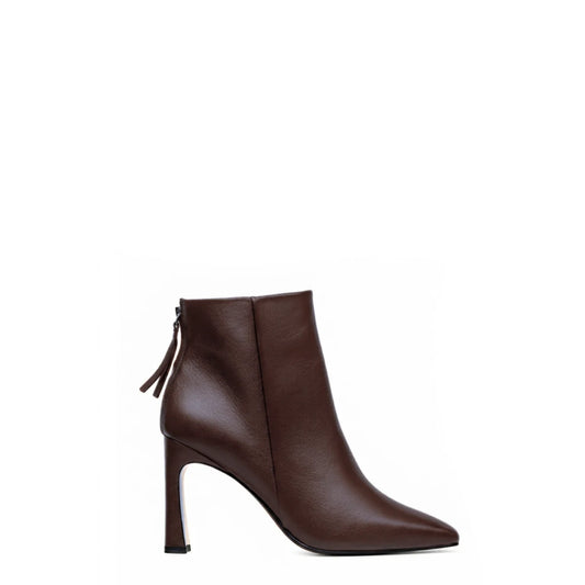Bota cano baixo feminina Louen modelo Cibelle em couro premium marrom escuro, com bico quadrado, salto bloco angulado de 9 cm, cano de 12 cm, sola em couro e zíper traseiro com pingente duplo em couro, vista lateral sobre fundo branco.