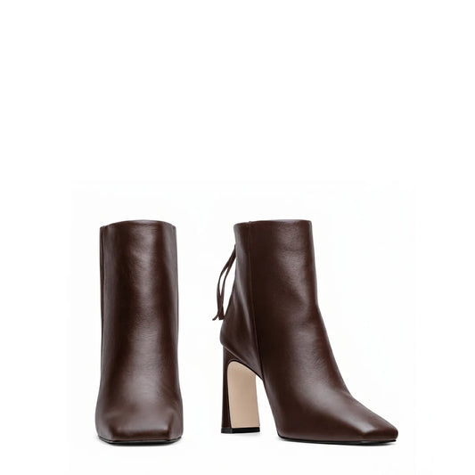 Bota cano baixo feminina Louen modelo Cibelle em couro premium preto, com bico quadrado, salto bloco angulado de 9 cm, cano de 12 cm, sola em couro e zíper traseiro com pingente duplo em couro, vista frontal e lateral sobre fundo branco.