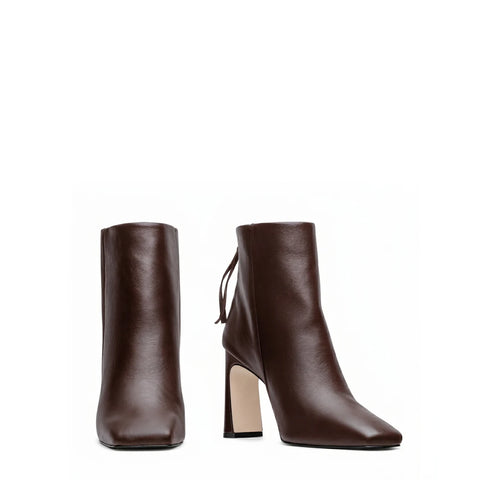 Bota cano baixo feminina Louen modelo Cibelle em couro premium preto, com bico quadrado, salto bloco angulado de 9 cm, cano de 12 cm, sola em couro e zíper traseiro com pingente duplo em couro, vista frontal e lateral sobre fundo branco.