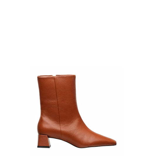 Bota cano baixo feminina Louen modelo Celina em couro premium whisky, com bico quadrado, salto bloco baixo de 4,5 cm, cano de 19 cm, costura central frontal e zíper com pingente em couro e ferragem dourada, vistas  lateral sobre fundo branco.