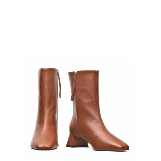 Bota cano baixo feminina Louen modelo Celina em couro premium whisky, com bico quadrado, salto bloco baixo de 4,5 cm, cano de 19 cm, costura central frontal e zíper com pingente em couro e ferragem dourada, vistas frontal e lateral sobre fundo branco.