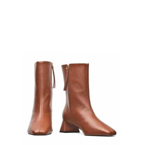 Bota cano baixo feminina Louen modelo Celina em couro premium whisky, com bico quadrado, salto bloco baixo de 4,5 cm, cano de 19 cm, costura central frontal e zíper com pingente em couro e ferragem dourada, vistas frontal e lateral sobre fundo branco.